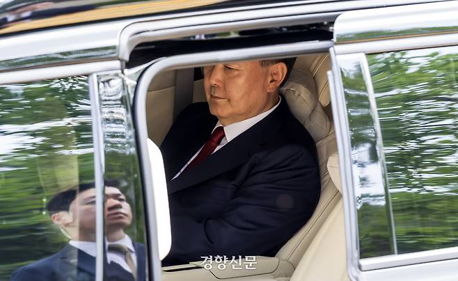 윤석열 전 대통령이 지난달 9일 서울 서초구 서울중앙지법에서 열린 직권남용 등 혐의 구속 전 피의자 심문(영장실질심사)에 출석하기 위해 법원에 도착해 하차를 기다리고 있다. 문재원 기자