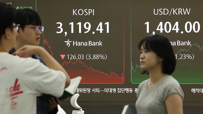 8월 1일 서울 중구 하나은행 본점 딜링룸에서 직원들이 업무를 보고 있다. 이날 코스피는 전장보다 126.03포인트(3.88%) 내린 3119.41에 장을 마쳤다. 연합뉴스