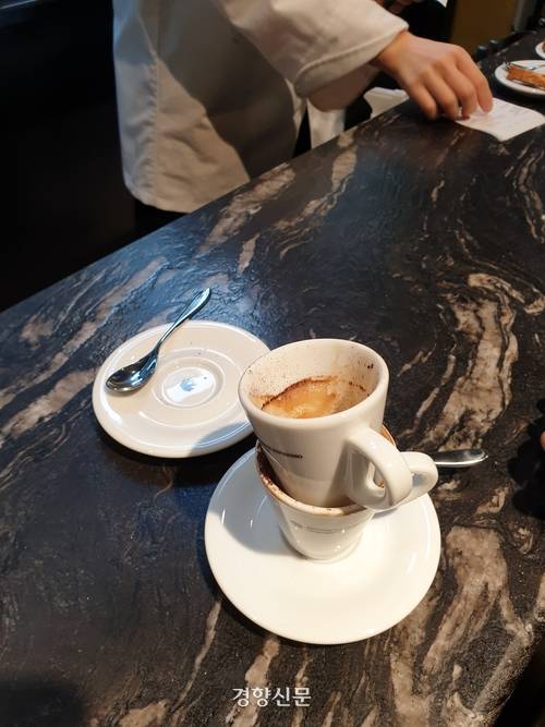 가볍게 마시고 빠르게 떠나는 이탈리아식 에스프레소 바가 최근 국내에서도 인기를 얻고 있다. 노정연 기자