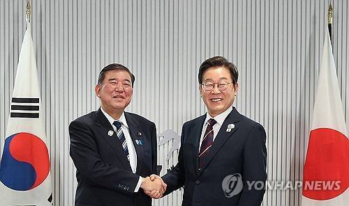 이재명(오른쪽) 대통령과 이시바 일본 총리가 지난 6월 캐나다에서 열린 G7 정상회의에서 만나 악수하고 있다. 연합뉴스