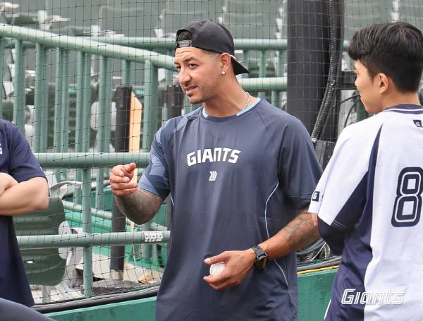 지난 8일 부산 사직구장을 찾은 빈스 벨라스케즈가 KBO 공 인구를 손에 쥔 채 동료 선수들과 이야기 나누고 있다. 롯데 자이언츠 제공