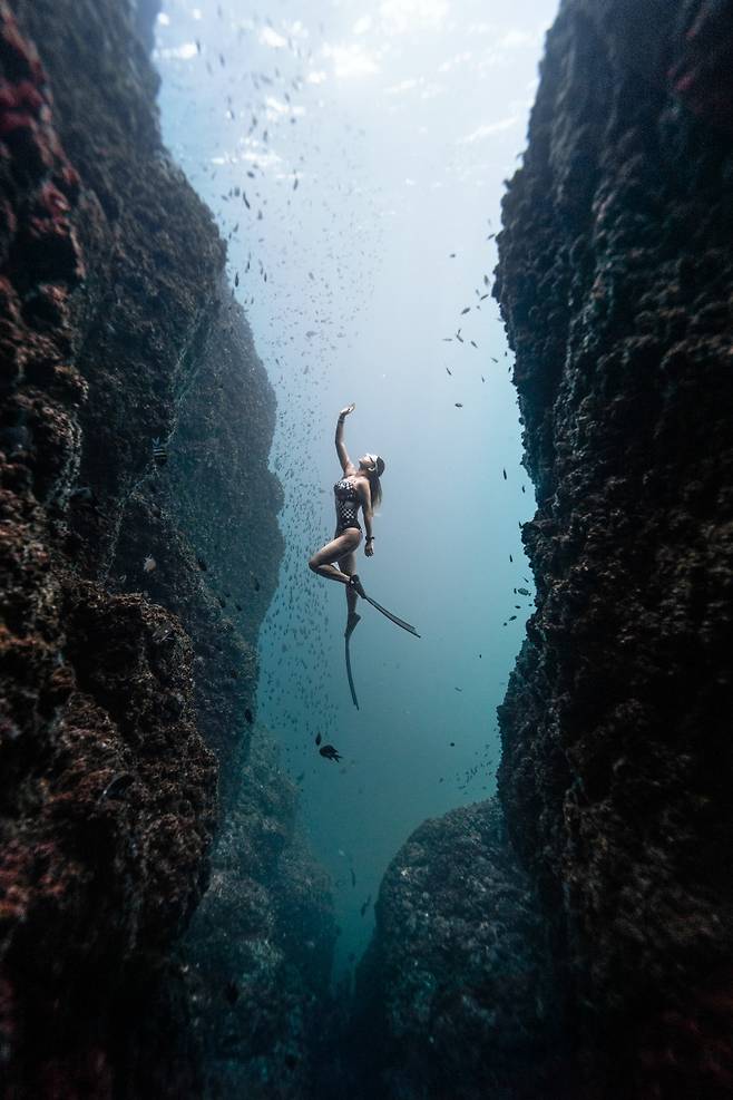 Free diving in waters off Ulleungdo (Calm in Blue)
