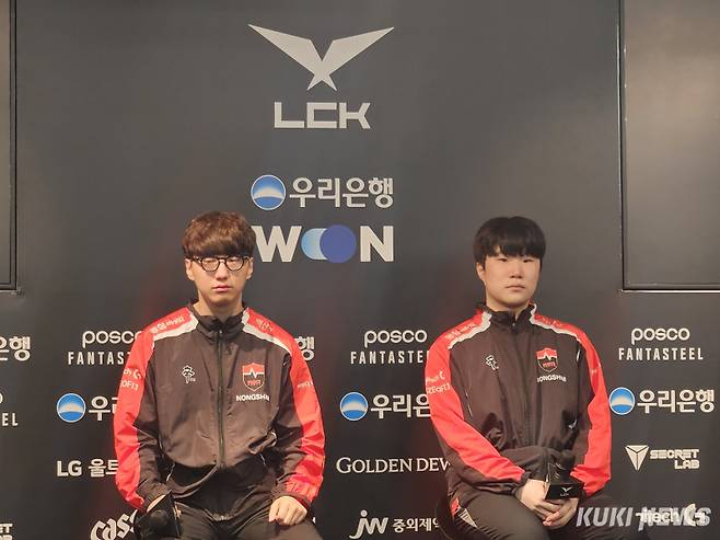 박승진 감독과 ‘칼릭스’ 선현빈이 9일 서울 종로구 LCK 아레나에서 열린 2025 LoL 챔피언스 코리아(LCK) 정규 시즌 4라운드 T1과 경기가 끝난 뒤 인터뷰를 하고 있다. 송한석 기자