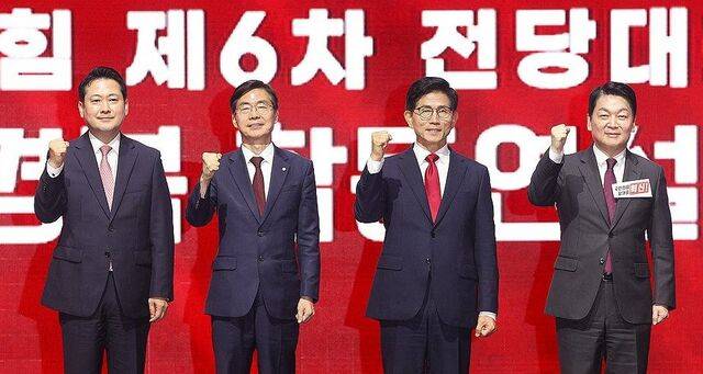 국민의힘 당대표 선거에 출마한 장동혁·조경태·김문수·안철수(왼쪽부터) 후보가 8일 대구 북구 엑스코에서 열린 국민의힘 제6차 전당대회 대구·경북 합동연설회에서 단체 사진 촬영을 하고 있다.  연합뉴스