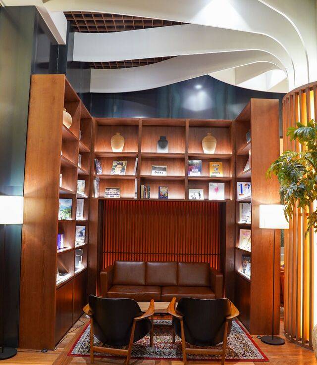 1층 로비 한편에 작은 북카페처럼 꾸며진 휴식 공간.