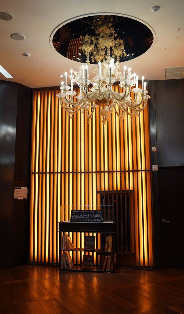 유리 공예 장인 페로가 만든 마지막 작품인 샹들리에가 걸려 있는 교회 1층 엘리베이터 앞쪽 공간.