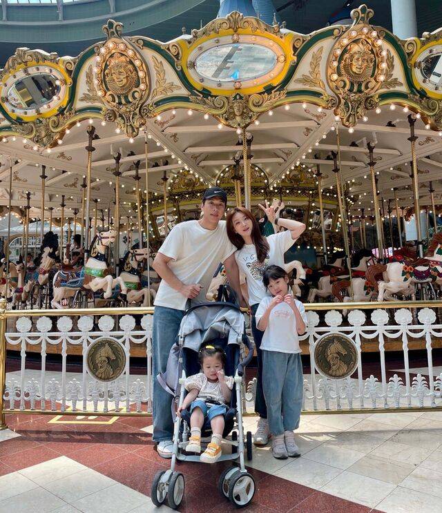 신희찬 임선영 집사 부부가 딸 세은 예은이와 함께 지난 6월 서울 송파구 롯데월드에서 가족사진을 찍고 있다. 부부 제공