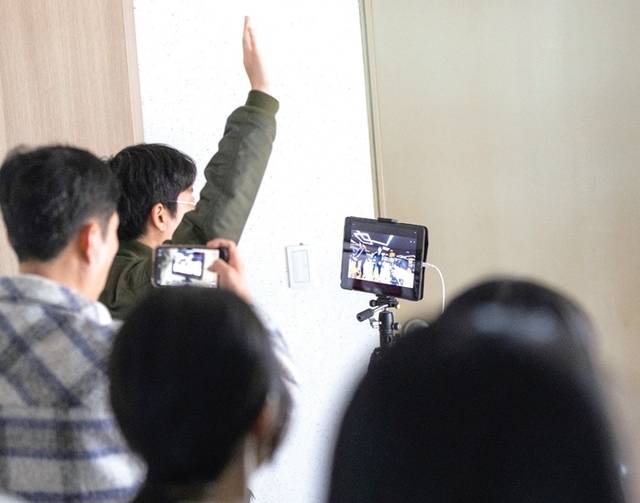 안양시 소재 스타트업 ‘조지컴퍼니’의 팀원들이 기업 홍보 영상을 촬영하고 있다. 조지컴퍼니 제공