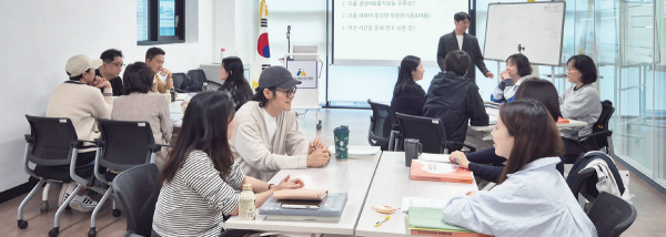 지난 5월 경기 북부에서 정성훈 강사의 주도로 이뤄진 ‘회복탄력성 높이기’재창업 교육에 참여한 참가자들이 이야기를 나누고 있다. 경상원 제공