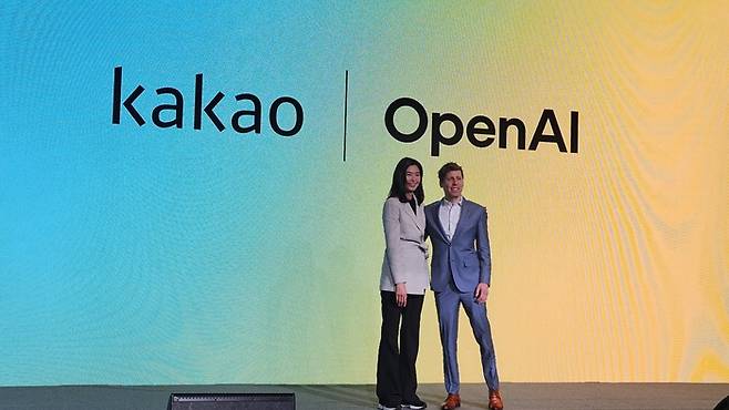 정신아 카카오 대표(왼쪽)와 샘 올트먼 오픈AI 최고경영자(CEO)가 지난 2월 서울 중구 태평로 더플라자호텔에서 열린 미디어데이에서 전략적 제휴를 발표하고 있다. [이가람 기자]