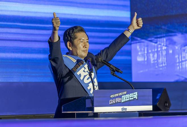 지난 2일 오후 고양 킨텍스에서 열린 더불어민주당 전국당원대회(전당대회)에서 정청래가 당 대표로 당선된 가운데 양 엄지를 치켜세우고 있다. [이충우 기자]