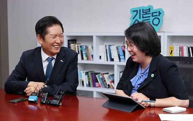 정청래 더불어민주당 대표가 지난 5일 국회 의원회관에서 용혜인 기본소득당 대표와 만나 대화하고 있다. [한주형 기자]