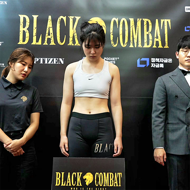 블랙컴뱃 여성부 P4P 1위 ‘짱구’ 전수민이 2025년 8월 블랙컴뱃 라이즈 7 코-메인이벤트 계체를 1.6㎏ 초과하고 있다. ▲라운드당 −2점 ▲대전료 50% 삭감 ▲승리해도 결과 인정 없이 무효 처리 등 벌칙을 받는다. 사진=이데아 파라곤