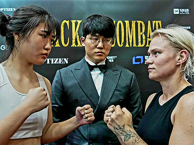 블랙컴뱃 여성부 P4P 1위 ‘짱구’ 전수민과 국제종합격투기연맹 세계청소년선수권대회 금메달리스트 알료나 아기셰바가 2025년 8월 블랙컴뱃 라이즈 7 코-메인이벤트 계체 후 마주 보고 있다. 사진=이데아 파라곤
