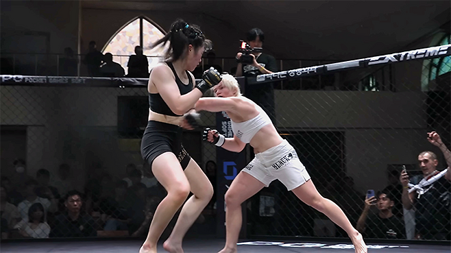 국제종합격투기연맹 세계청소년선수권대회 금메달리스트 알료나 아기셰바가 2025년 8월 블랙컴뱃 라이즈 7 코-메인이벤트 계약 체중 63㎏ 5분×3라운드에서 블랙컴뱃 여성부 P4P 1위 ‘짱구’ 전수민을 주먹으로 때리고 있다. 사진=이데아 파라곤