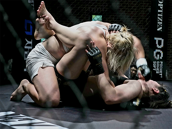 국제종합격투기연맹 세계청소년선수권대회 금메달리스트 알료나 아기셰바가 2025년 8월 블랙컴뱃 라이즈 7 코-메인이벤트 계약 체중 63㎏ 5분×3라운드에서 블랙컴뱃 여성부 P4P 1위 ‘짱구’ 전수민을 그라운드 앤드 파운드로 공격하고 있다. 사진=이데아 파라곤