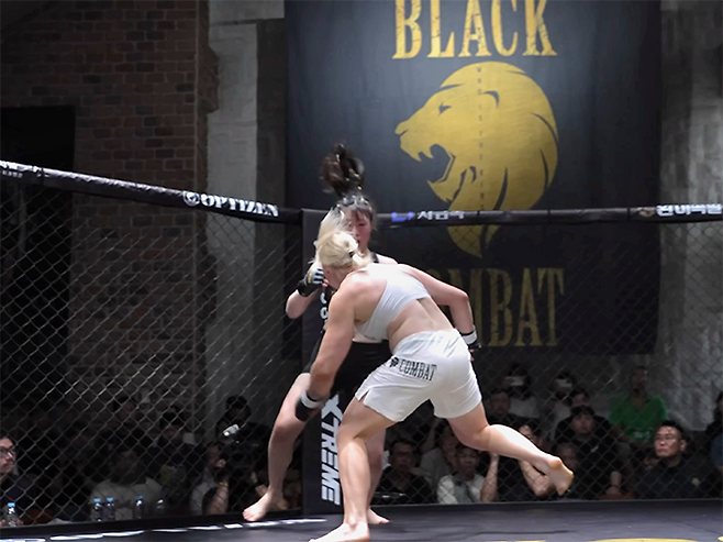 국제종합격투기연맹 세계청소년선수권대회 금메달리스트 알료나 아기셰바가 2025년 8월 블랙컴뱃 라이즈 7 코-메인이벤트 계약 체중 63㎏ 5분×3라운드에서 블랙컴뱃 여성부 P4P 1위 ‘짱구’ 전수민한테 돌진하고 있다. 사진=이데아 파라곤