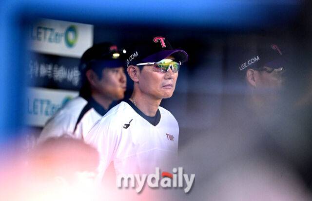 2025년 8월 8일 오후 서울 잠실구장에서 열린 '2025 신한 SOL뱅크 KBO 리그' 한화 이글스와 LG 트윈스의 경기. LG 염경엽 감독이 경기를 지켜보고 있다./잠실 = 유진형 기자