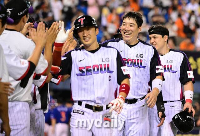 2025년 8월 8일 오후 서울 잠실구장에서 열린 '2025 신한 SOL뱅크 KBO 리그' 한화 이글스와 LG 트윈스의 경기. LG 김현수가 2-1로 승리한 뒤 기뻐하고 있다./잠실 = 유진형 기자