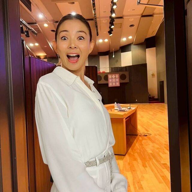 일본 톱 모델 야노 시호가 대학 강단서 첫 강의를 하기 전 강의실 앞에서 포즈를 취했다. /야노 시호 소셜미디어