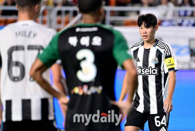 2025년 7월 30일 오후 경기도 수원월드컵경기장에서 쿠팡플레이 시리즈 '팀K리그와 뉴캐슬 유나이티드 FC'의 경기가 열렸다. 뉴캐슬 박승수가 후반 교체 투입되고 있다./마이데일리