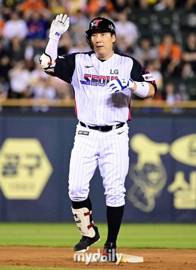 2025년 8월 8일 오후 서울 잠실구장에서 열린 '2025 신한 SOL뱅크 KBO 리그' 한화 이글스와 LG 트윈스의 경기. LG 김현수가 10회말 1사 후 2루타를 치며 KBO 역대 4번째 2500안타를 기록했다./잠실 = 유진형 기자