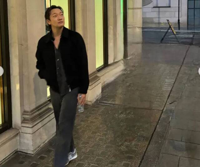 손석구가 귀여운 모습을 하고 거리를 걷고 있다. / 손석구 소셜미디어