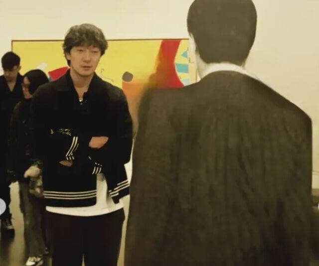 손석구가 런던 전시회에서 진지한 모습을 보였다. / 손석구 소셜미디어