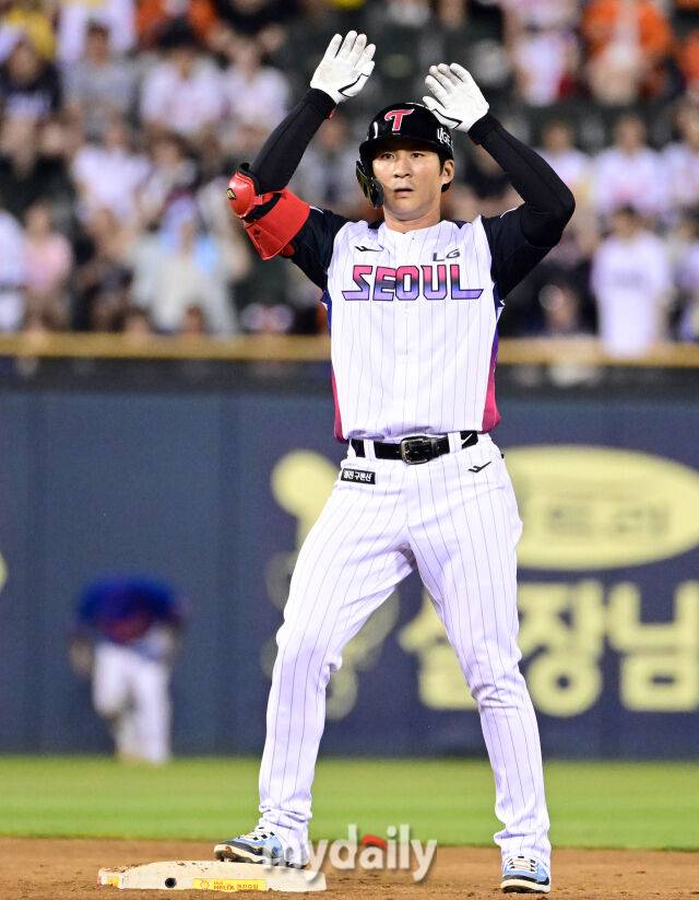 2025년 8월 8일 오후 서울 잠실구장에서 열린 '2025 신한 SOL뱅크 KBO 리그' 한화 이글스와 LG 트윈스의 경기. LG 오지환이 10회말 1사 2루서 2루타를 친 뒤 기뻐하고 있다./마이데일리