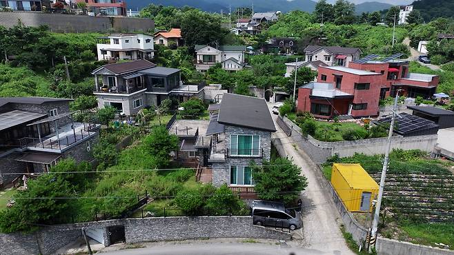 경매에 나온 경기 양평군 강상면 교평리의 2층 단독주택. [사진=이건욱 PD]