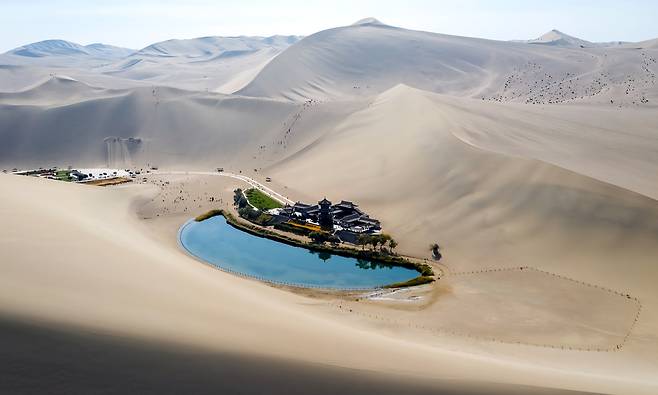 돈황 사막산과 오아시스