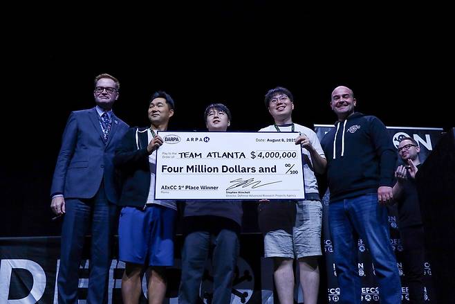 ‘팀 애틀란타’가 우승 기념 촬영을 하고 있다. 김태수(왼쪽 두번째부터) 조지아텍 교수, 한형석 삼성 리서치 연구원, 윤인수 KAIST 교수.[KAIST 제공]