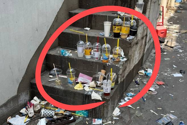 서울 시내 한 골목에 일회용 플라스틱 컵이 버려져 있다.[X(구 트위터) 갈무리]
