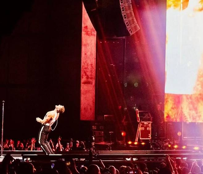 이매진 드래곤스의 음악은 고통, 내면에서 겪는 심적 통증을 묘사하지만 고통을 뚫고 지나 인간이 도달하는 감정의 곡선, 그 안에 깃든 믿음과 사랑까지의 길로 우두커니 나아가는 모습과 결과적으로 조우하는 찬란한 감정 또한 선명하게 그려낸다. [이매진 드래곤스 공식 인스타그램 캡처]