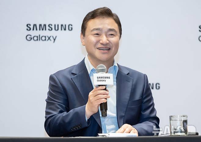 [서울=뉴시스]삼성전자 DX부문장 직무대행 노태문 사장이 9일(현지시간) 미국 뉴욕에서 '삼성 갤럭시 언팩 2025' 행사 직후 국내 기자간담회를 진행하고 있다. (사진=삼성전자 제공)
