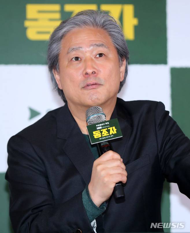 [서울=뉴시스] 김혜진 기자 = 박찬욱 감독이 18일 오후 서울 강남구 메가박스 코엑스에서 열린 HBO 오리지널 '동조자' 언론시사회에서 인사말을 하고 있다. 2024.04.18. jini@newsis.com