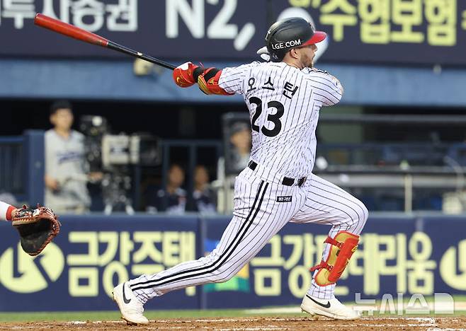 [서울=뉴시스] 황준선 기자 = 6일 서울 송파구 잠실야구장에서 열린 2025 KBO리그 두산 베어스와 LG 트윈스의 경기, 4회 말 무사 1루 상황 LG 오스틴이 2루타를 치고 있다. 2025.08.06. hwang@newsis.com