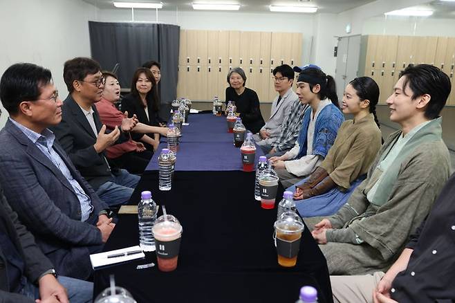 최휘영 문화체육관광부 장관이 8일 서울 종로구 대학로 홍익대학교아트센터 대극장을 방문해 뮤지컬 '스웨그에이지 외쳐, 조선!'을 관람한 뒤 출연진과 관계자를 만나 '케이-뮤지컬' 진흥을 위한 의견을 나누고 있다. (사진=문체부 제공) *재판매 및 DB 금지