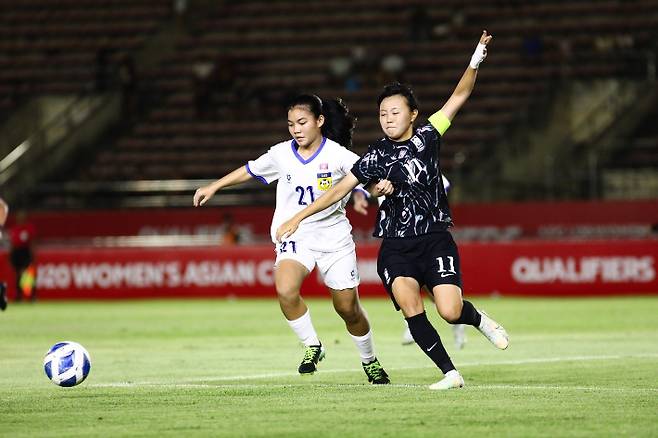 볼 경합을 펼치는 조혜영(사진 오른쪽). 대한축구협회 제공