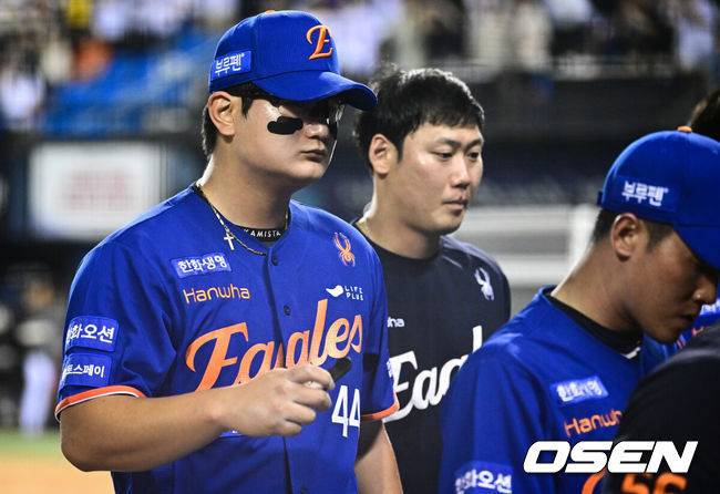 [OSEN=잠실, 조은정 기자]미리보는 한국시리즈다웠다. 명품 투수전에 이어 끝내기로 희비가 엇갈렸다.프로야구 LG 트윈스가 한화 이글스 상대로&nbsp;짜릿한 끝내기 승리로 1위 자리를 지켰다.&nbsp;LG는 8일 서울 잠실구장에서 열린 2025 KBO리그 한화와&nbsp;경기에 2-1로 승리했다. 연장 10회말 끝내기 승리. 이로써 1위 LG는 2위 한화를 2경기 차이로 따돌렸다.&nbsp;LG 천성호에게 끝내기안타를 허용한 한화 김서현이 아쉬워하고 있다. 2025.08.08 /cej@osen.co.kr