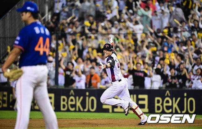 [OSEN=잠실, 조은정 기자]미리보는 한국시리즈다웠다. 명품 투수전에 이어 끝내기로 희비가 엇갈렸다.프로야구 LG 트윈스가 한화 이글스 상대로&nbsp;짜릿한 끝내기 승리로 1위 자리를 지켰다.&nbsp;LG는 8일 서울 잠실구장에서 열린 2025 KBO리그 한화와&nbsp;경기에 2-1로 승리했다. 연장 10회말 끝내기 승리. 이로써 1위 LG는 2위 한화를 2경기 차이로 따돌렸다.&nbsp;연장 10회말 1사 만루 LG 천성호가 끝내기 안타를 날린 뒤 기뻐하고 있다.  2025.08.08 /cej@osen.co.kr