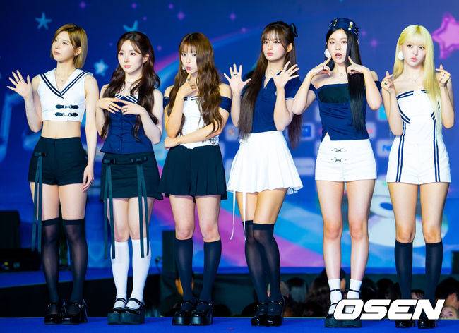 [OSEN=고양, 민경훈 기자] 26일 오후 경기도 고양시 일산서구 킨텍스 제1전시장에서 '2025 SBS 가요대전 Summer' 블루카펫 행사가 열렸다.이날 블루카펫에는 아이브(IVE), 있지(ITZY), 엔믹스(NMIXX), 엔시티 127(NCT 127), 엔시티 위시(NCT WISH), 잔나비, 폴킴, 미야오(MEOVV), 이즈나(izna), 싸이커스(xikers), 올데이 프로젝트(ALLDAY PROJECT), 아홉(AHOF), 비:퍼스트(BE:FIRST), 유스피어(USPEER)와 함께 3MC인 NCT 도영, 아이브 유진, 투모로우바이투게더 연준이 참석했다.한편, '2025 SBS 가요대전 Summer'는 26일과 27일 양일간 일산 킨텍스에서 진행된다.엔믹스가 입장하며 포즈를 취하고 있다. 2025.07.26 / rumi@osen.co.kr