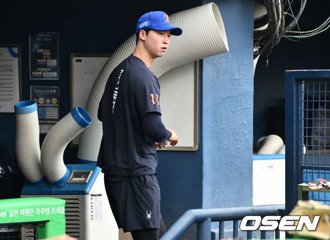 [OSEN=잠실, 조은정 기자]8일 오후 서울 잠실구장에서 ‘2025 신한 SOL Bank KBO리그’ LG 트윈스와 한화 이글스의 경기가 열린다.LG는 임찬규, 한화는 류현진을 선발로 내세웠다.한화 엄상백이 훈련에 나서고 있다. 2025.08.08 /cej@osen.co.kr