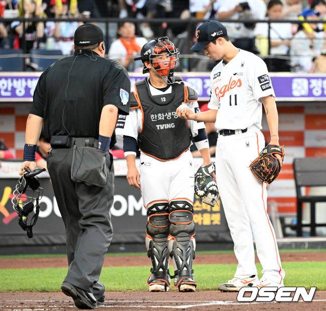 [OSEN=대전, 이대선 기자] 9일 오후 대전 한화생명볼파크에서 2025 신한 SOL Bank KBO리그 한화 이글스와 KIA 타이거즈의 경기가 열렸다.한화는 문동주, KIA는 양현종 선발로 내세웠다. 2회초 무사 1,2루에서 한화 엄상백이 KIA 한준수에게 안타를 허용하고 아쉬워하고 있다. 2025.07.09 /sunday@osen.co.kr