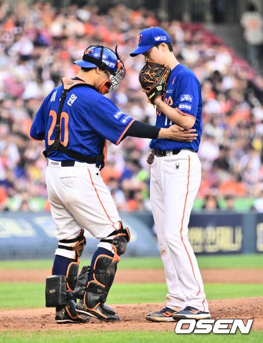 [OSEN=잠실, 조은정 기자]9일 오후 서울 잠실구장에서 ‘2025 신한 SOL Bank KBO리그’ LG 트윈스와 한화 이글스의 경기가 열렸다.LG는 치리노스, 한화는 엄상백을 선발로 내세웠다.2회말 무사 1,2루에서 LG 문성주에게 2타점 2루타를 허용한 한화 엄상백이 강판되고 있다. 2025.08.09 /cej@osen.co.kr