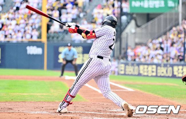 [OSEN=잠실, 조은정 기자]9일 오후 서울 잠실구장에서 ‘2025 신한 SOL Bank KBO리그’ LG 트윈스와 한화 이글스의 경기가 열렸다.LG는 치리노스, 한화는 엄상백을 선발로 내세웠다.1회말 1사 2루 LG 오스틴이 선제 투런포를 날리고 있다. 2025.08.09 /cej@osen.co.kr