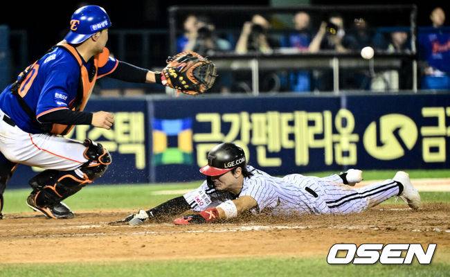 [OSEN=잠실, 조은정 기자]9일 오후 서울 잠실구장에서 ‘2025 신한 SOL Bank KBO리그’ LG 트윈스와 한화 이글스의 경기가 열렸다.LG는 치리노스, 한화는 엄상백을 선발로 내세웠다.5회말 무사 3루 LG 신민재가 문성주 파울 희생플라이에 득점을 올리고 있다. 2025.08.09 /cej@osen.co.kr