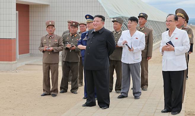 북한 노동당 기관지 노동신문은 지난 2일 "김정은 동지께서 지난 1일 위화도 온실종합농장 건설장과 신의주시·의주군의 섬지구 영구화제방 공사장을 현지지도했다"라고 보도했다. 뉴스1