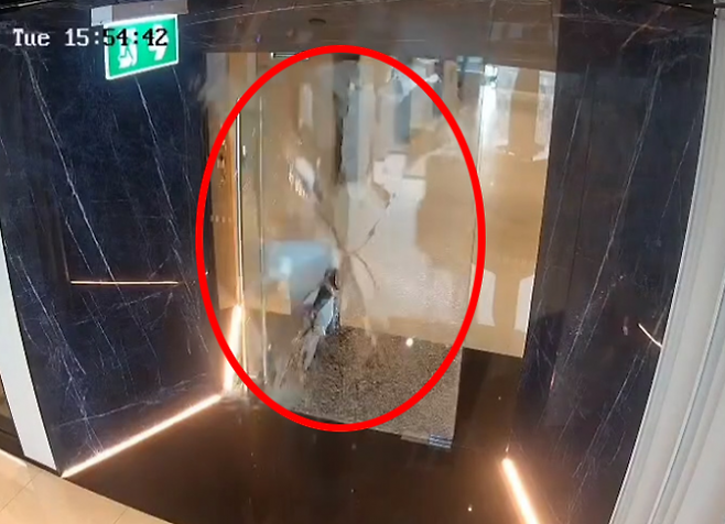 지난달 29일(현지시간) 태국 방콕에서 한 직장인이 사무실에 들어가려다 유리문이 수천 조각으로 산산이 부서지는 아찔한 사고가 발생했다. 페이스북 Pat Patcharaluk 캡처