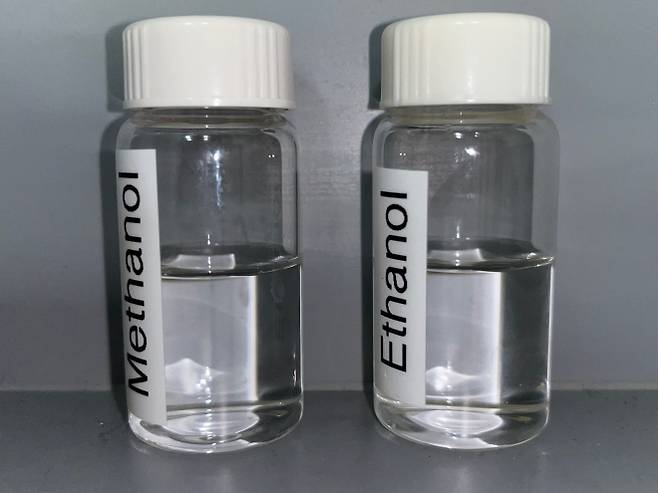 메탄올(왼쪽)과 에탄올. 위키미디어 커먼스